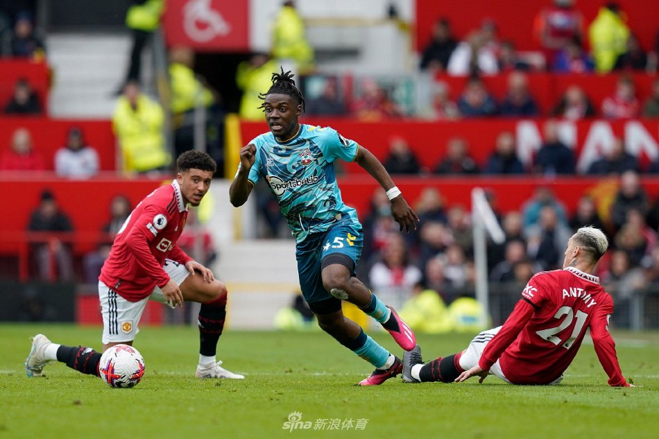 更加引人注 更加引人注