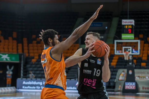 锋线球员与 锋线球员与